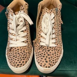 Universal thread size 8 1/2 sneakers